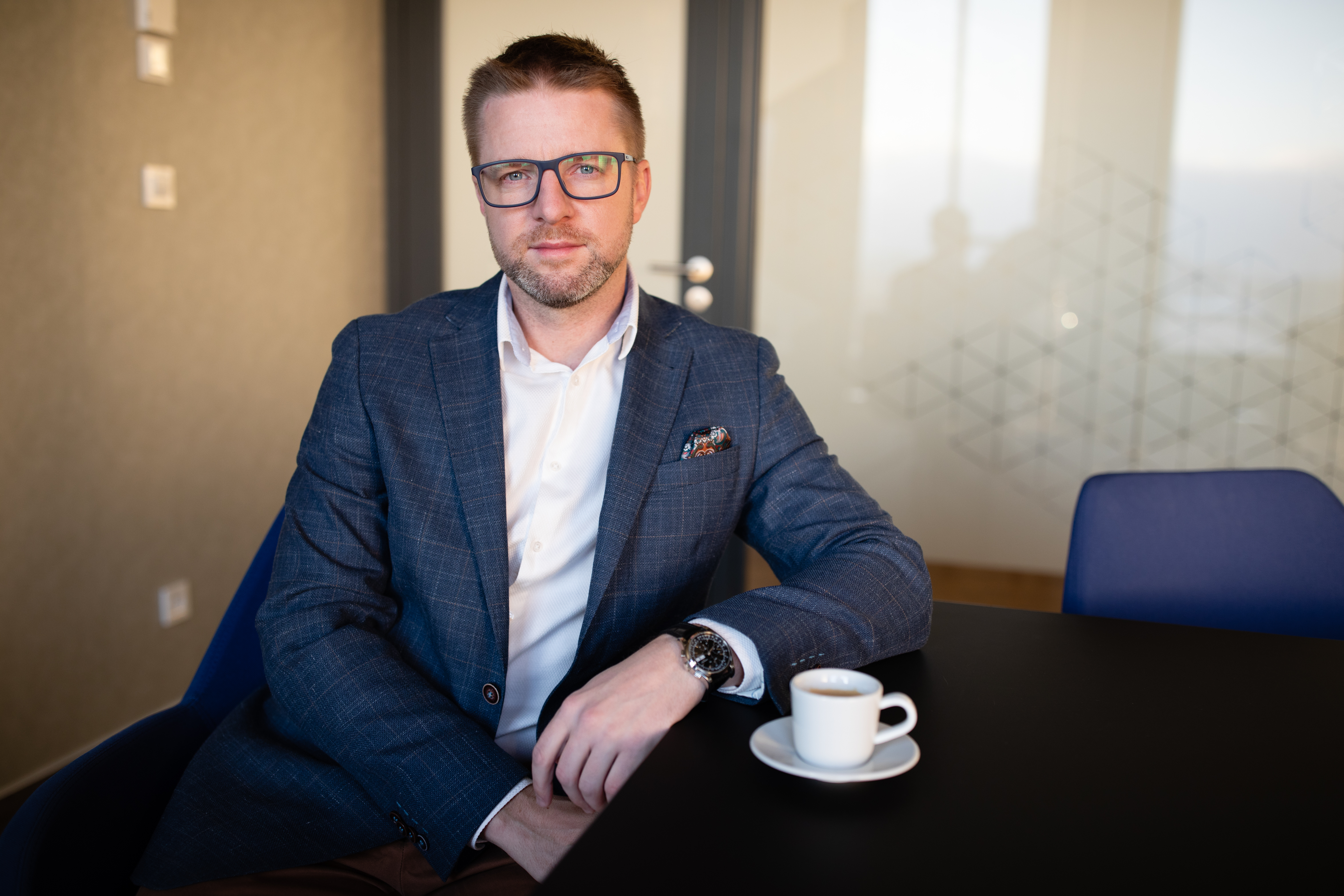 Na obrázku vidíme právníka konzultujícího podnikání v Rumunsku.