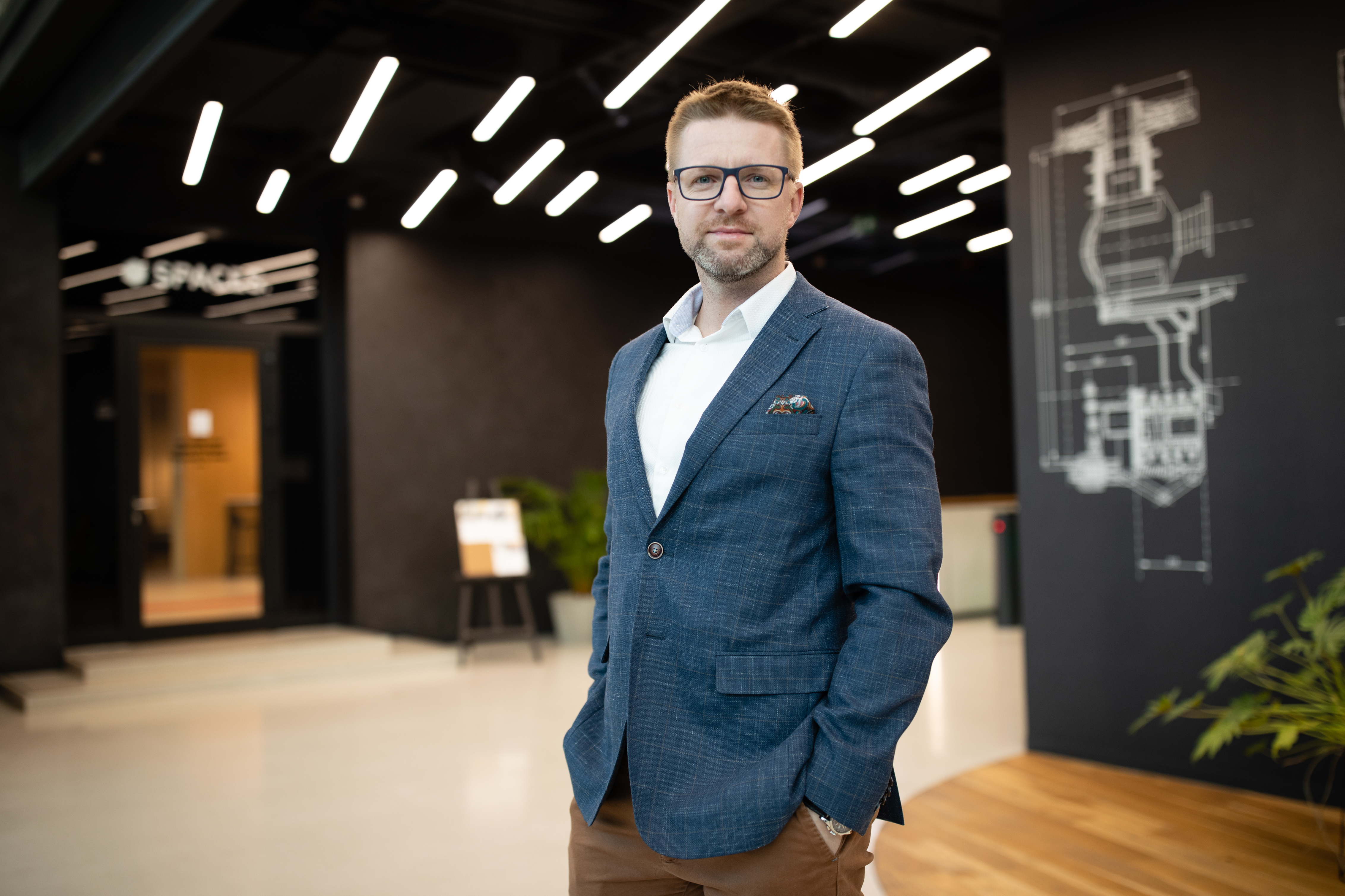 Photograph captures a lawyer specializing in cross-border litigation procedures.