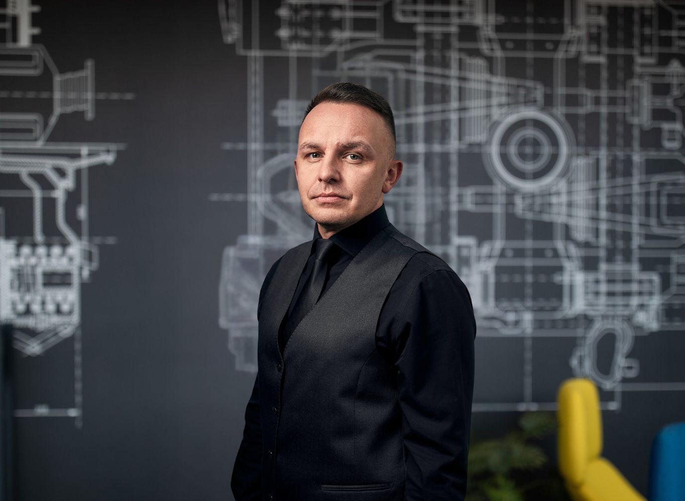 Ilustrativní snímek zachycuje advokáta řešícího problematiku nové regulace dronů.