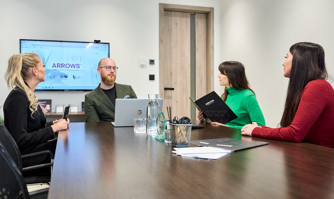 Fotka zobrazuje advokáta při konzultaci ohledně povinnosti proti praní peněz.