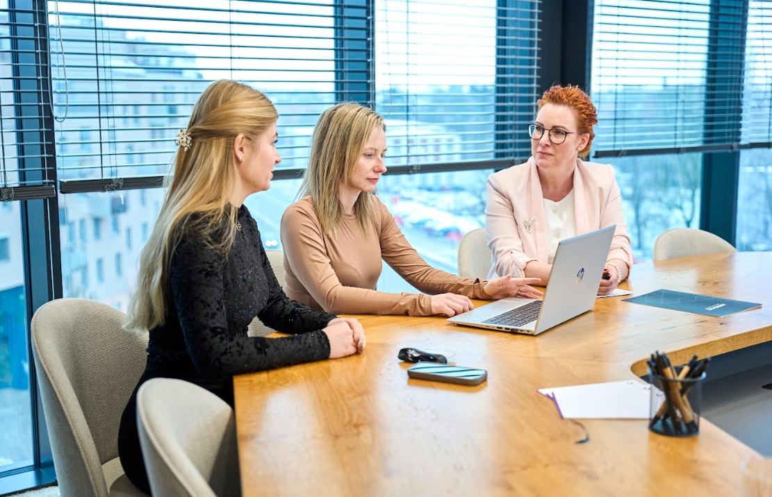In the image, we see a lawyer addressing the issue of waste incineration in factories.