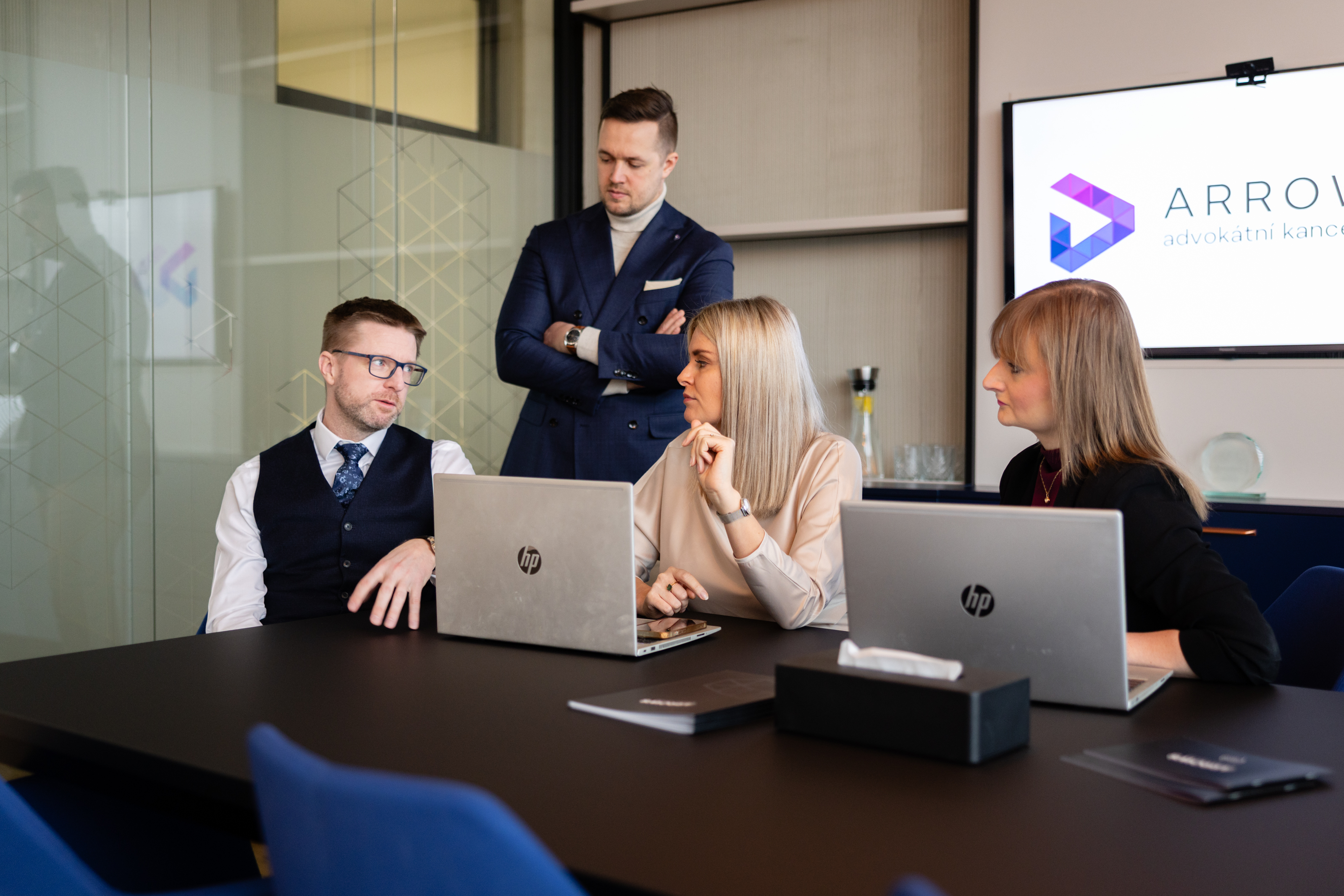 Fotografie ukazuje advokáta konzultujícího vymezení AML povinných osob.