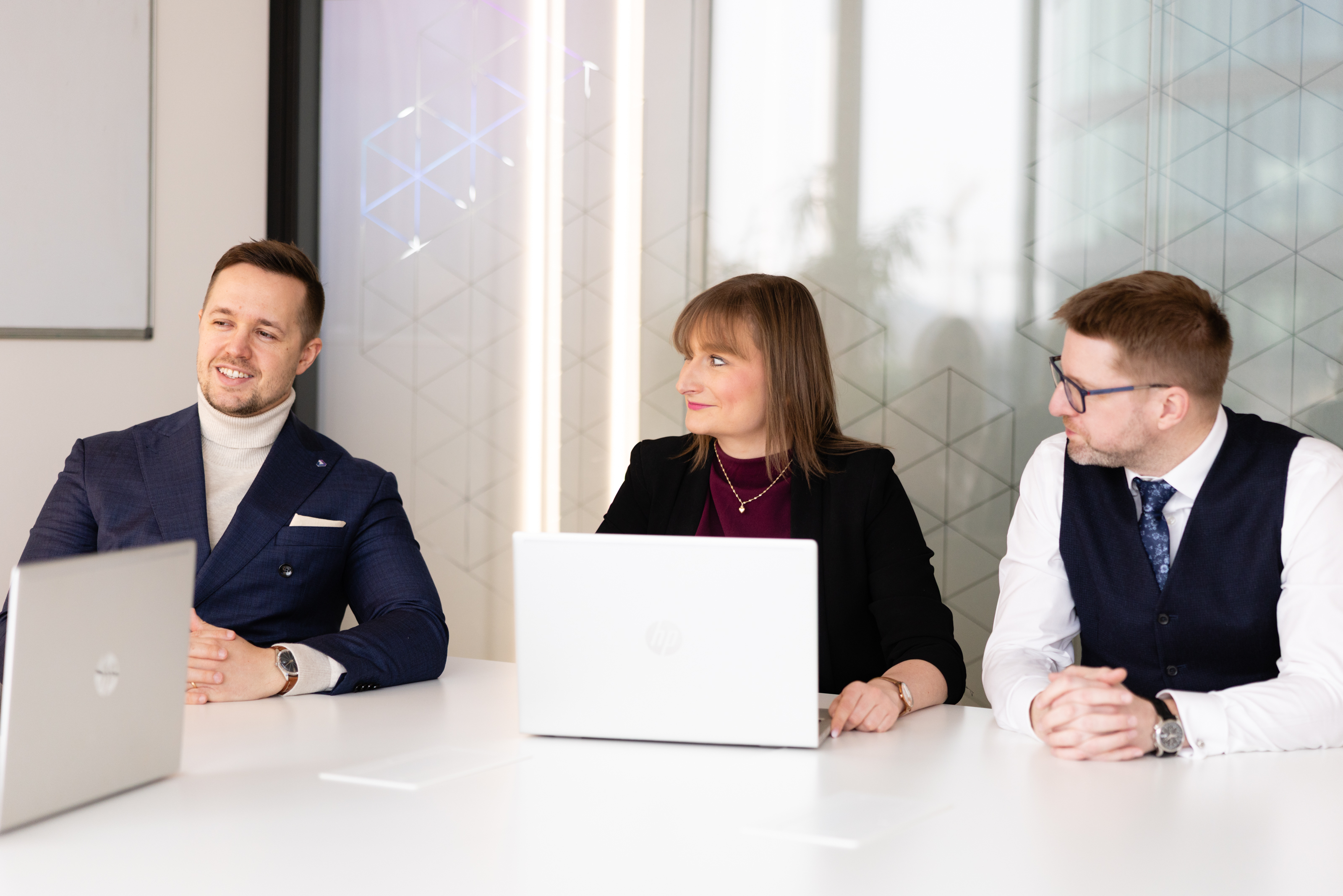 Na obrázku vidíme advokáta při konzultaci ohledně vymáhání pohledávek na Maltě.