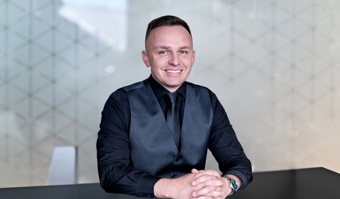 Fotografie ukazuje odborníka na problematiku importu luxusního zboží.