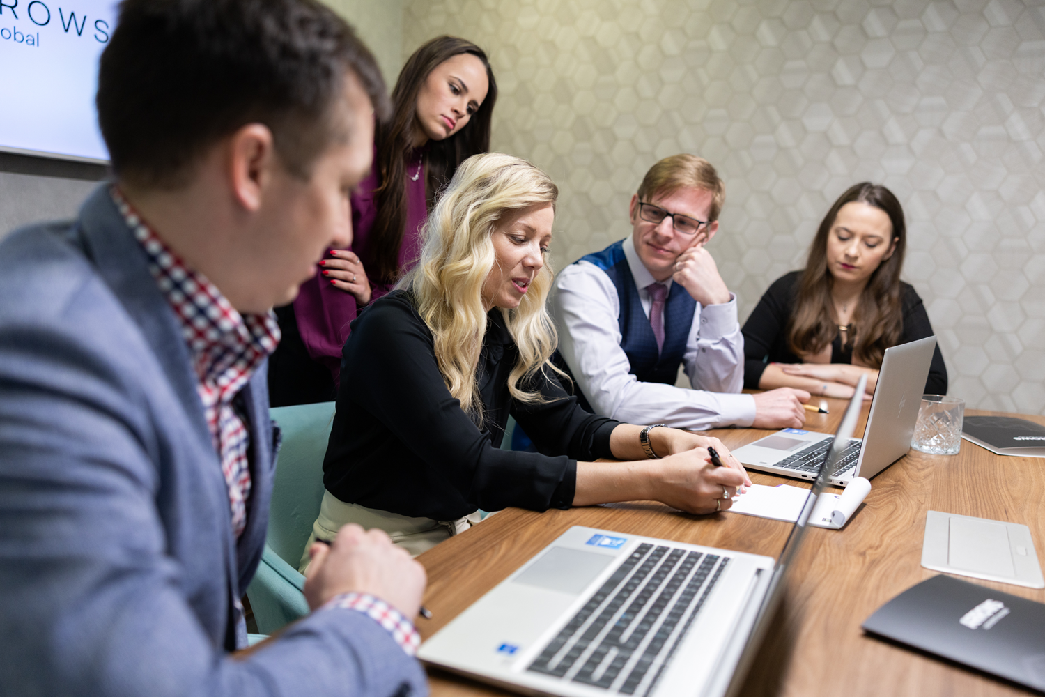 Picture illustrates an attorneys consulting about Czech market entry compliance.