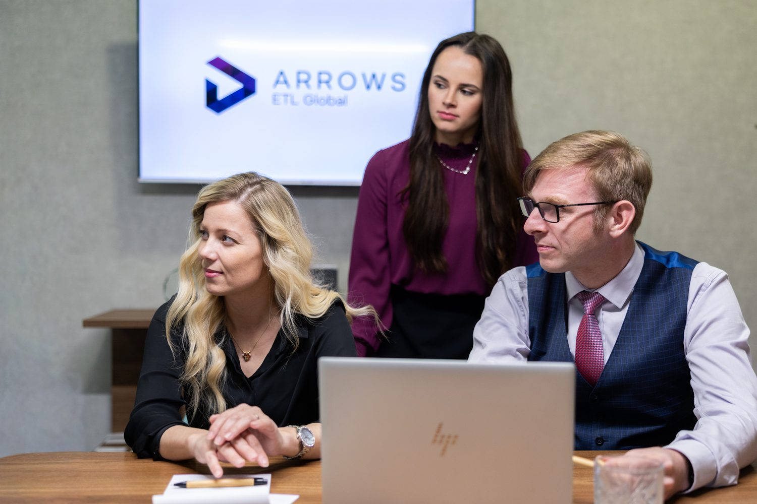 Fotografie ukazuje odborníka diskutujícího o tématu ukončení pracovního poměru ve zkušební době.