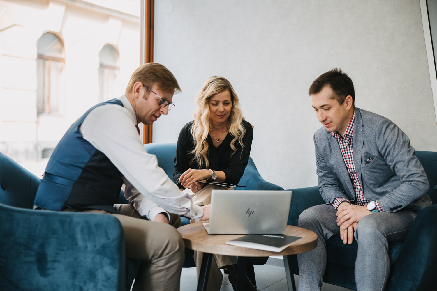 Na obrázku vidíme advokáta při konzultaci ohledně uhlíkové audity v roce 2026.