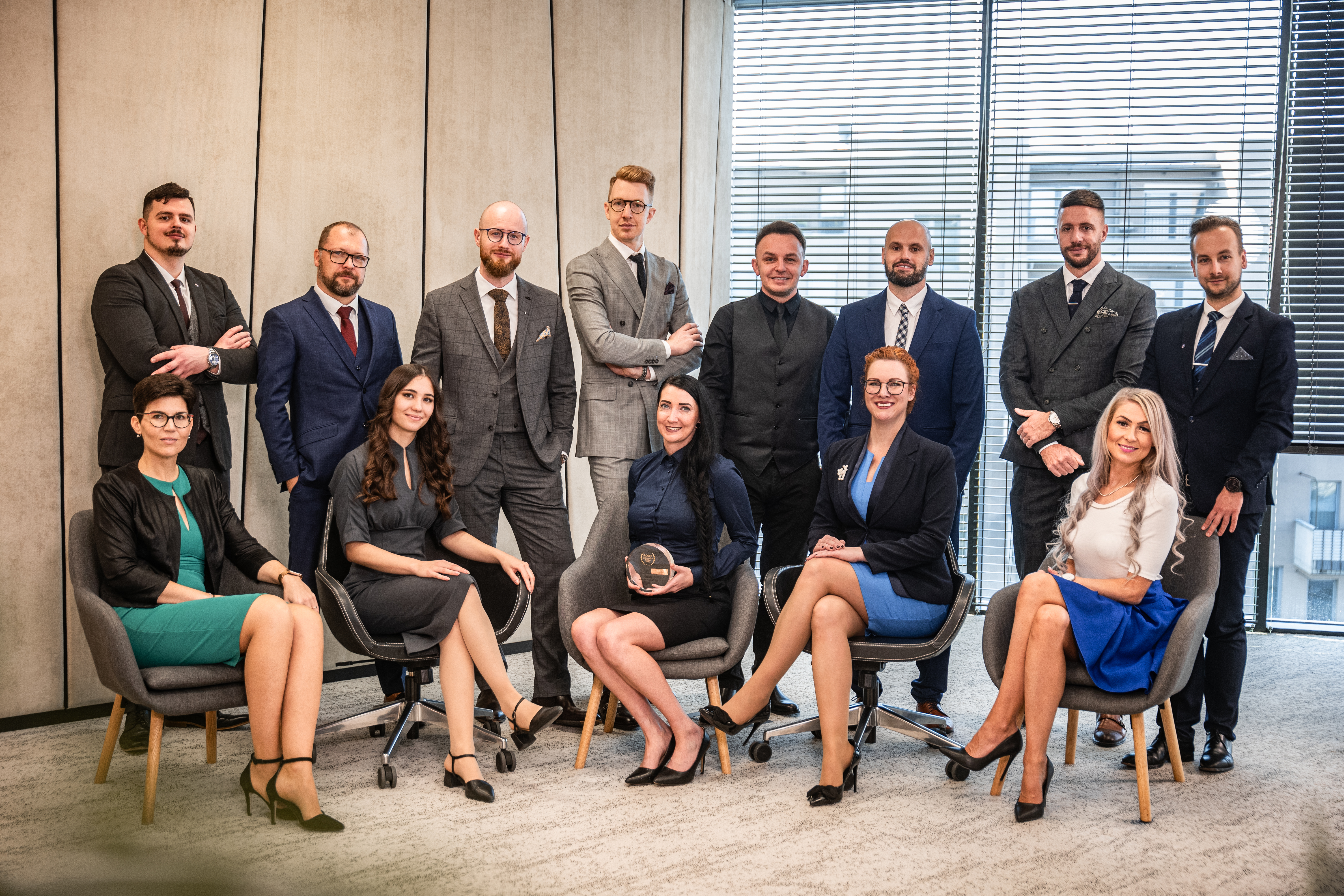 Fotografie ukazuje specialistu konzultujícího založení společnosti v Rumunsku.